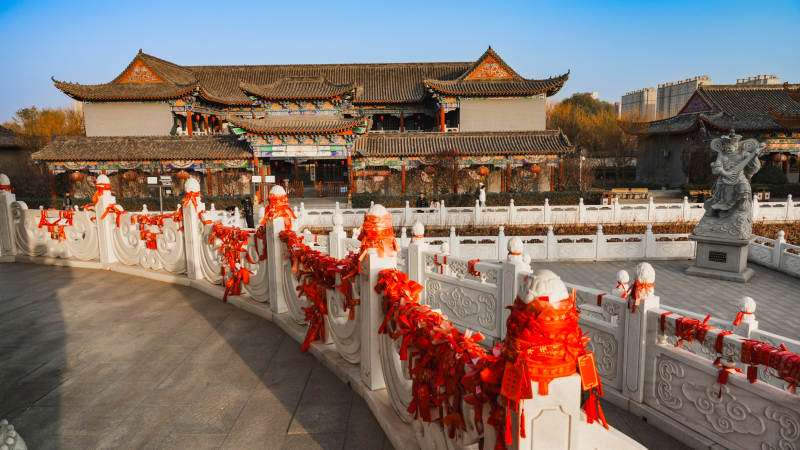 廊坊霸州大悲禅寺古建筑前红绸飘扬图片