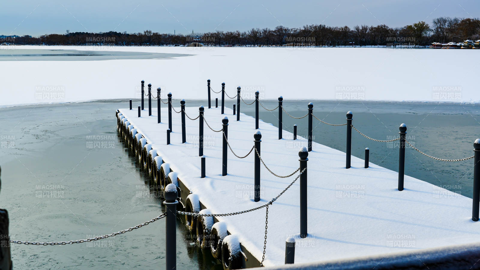 颐和园雪覆码头静谧湖图片