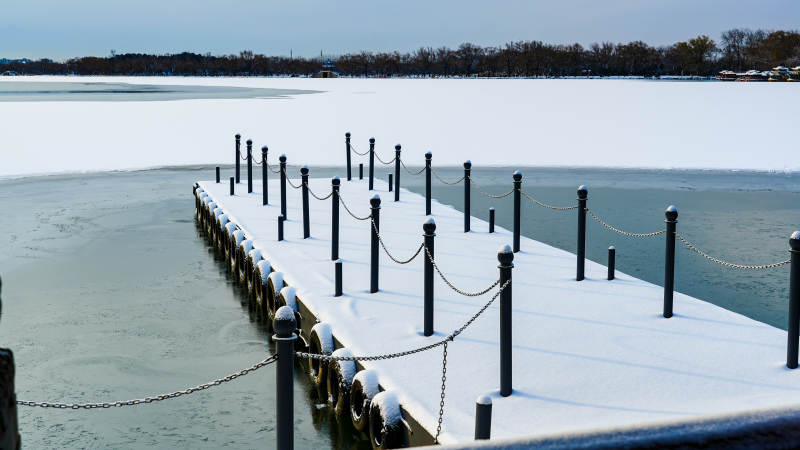 颐和园雪覆码头静谧湖图片