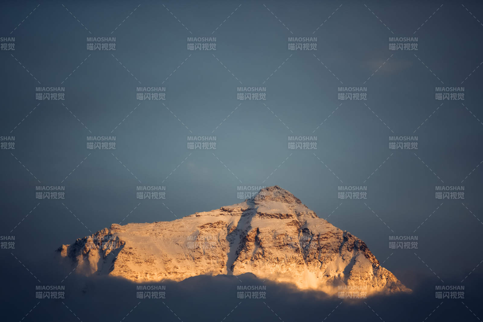 珠穆朗玛峰 雪峰晨光图片
