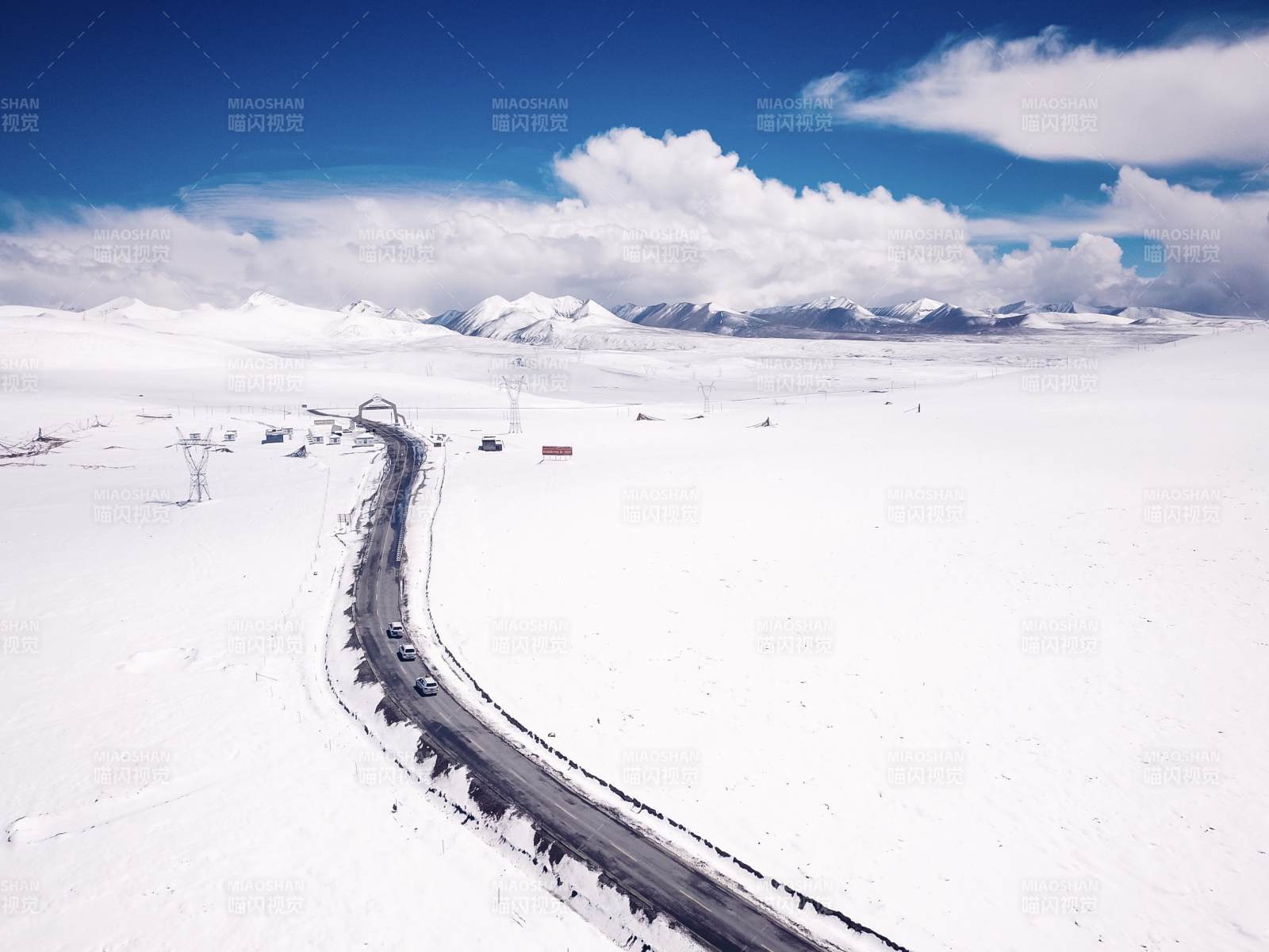 珠穆朗玛峰 雪原公路蜿蜒前行图片