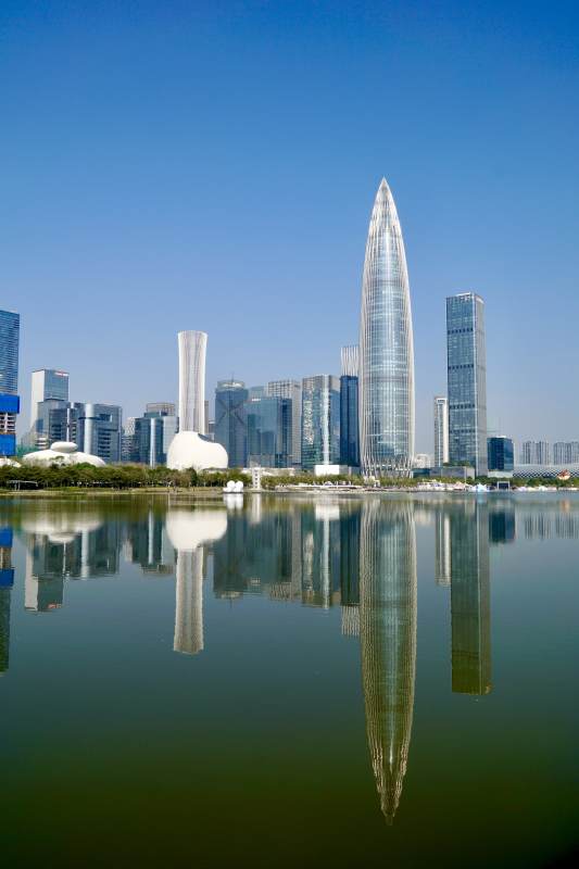 城市天际线倒影（深圳春笋大厦）图片