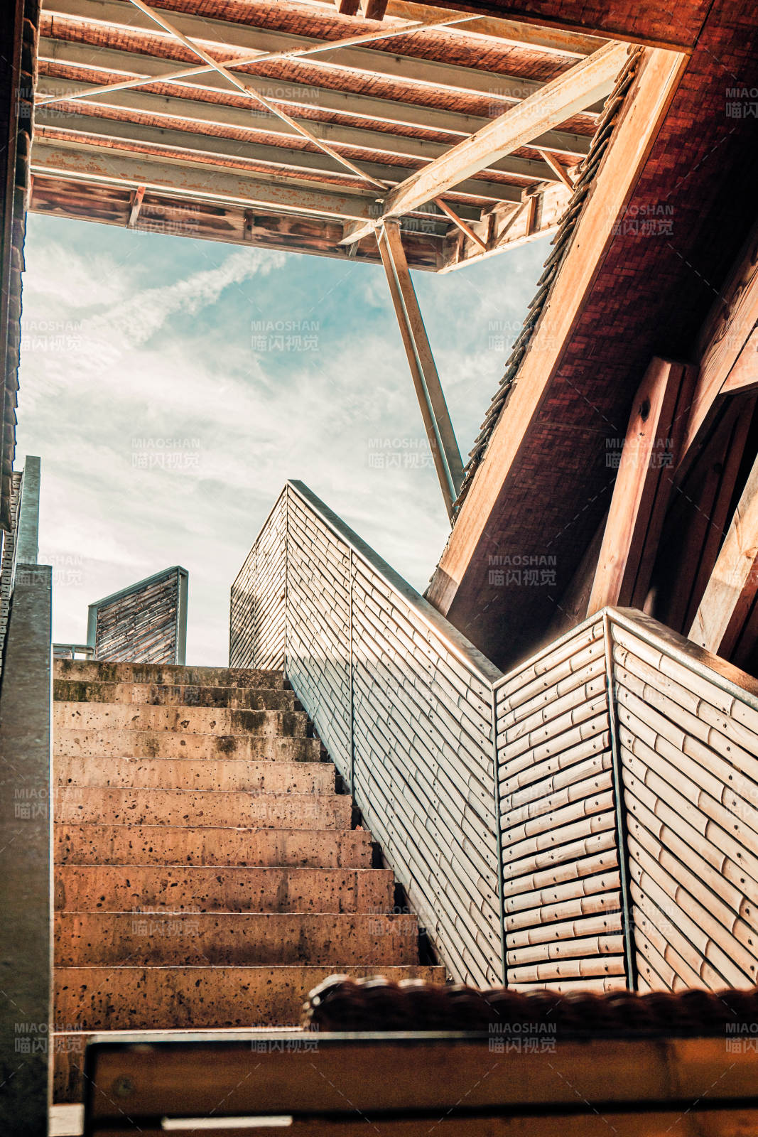 阶梯仰望天空图片