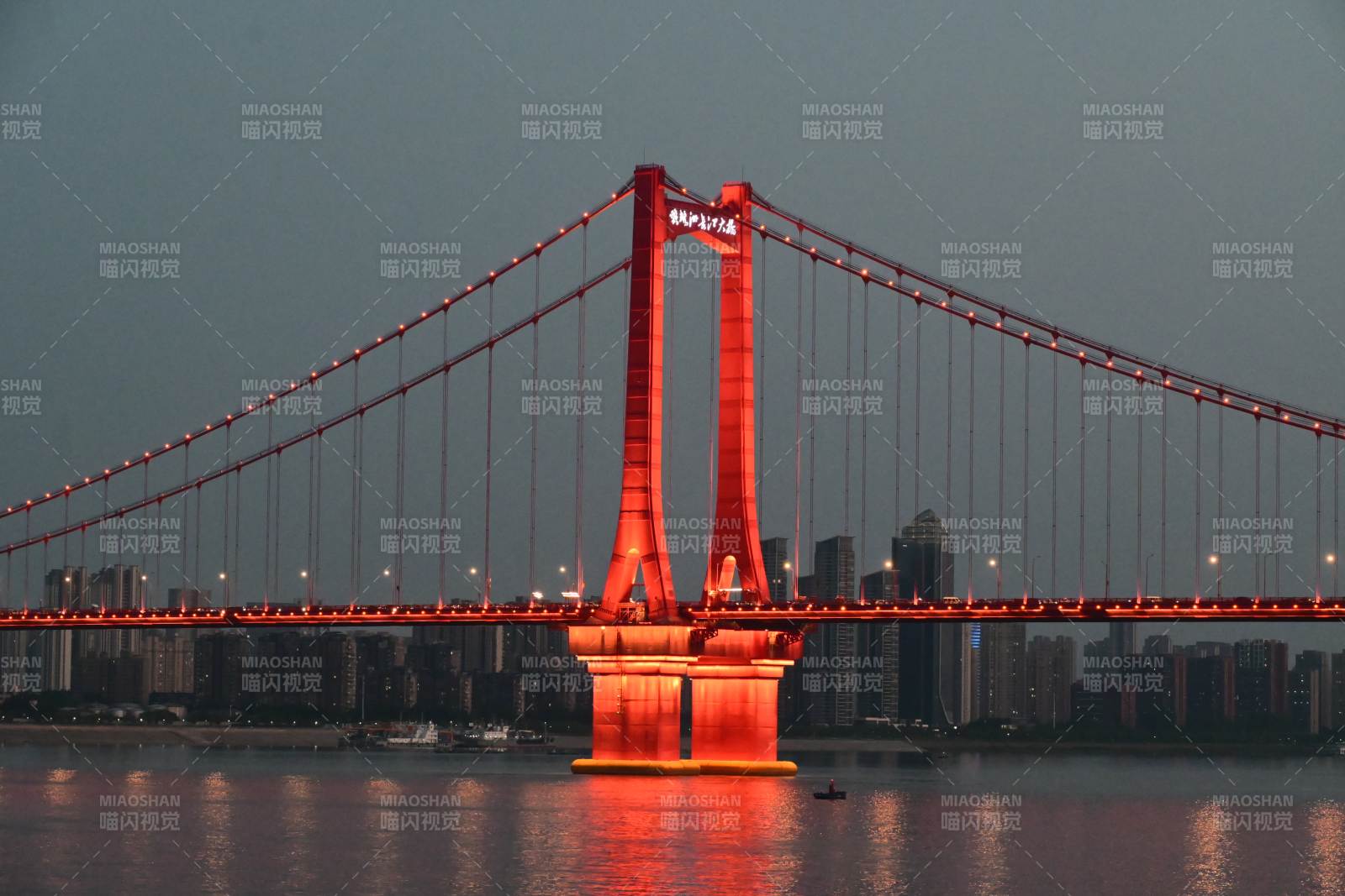 夜幕下的武汉鹦鹉洲长江大桥图片
