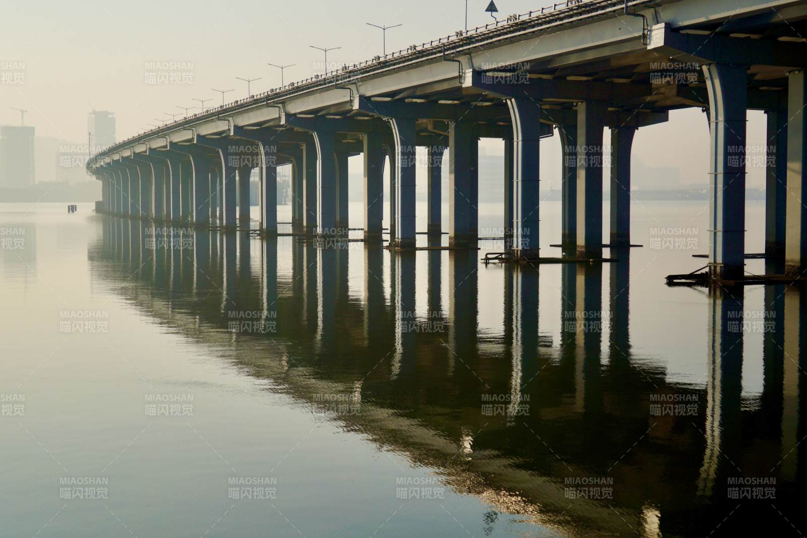 桥影水天一色（深圳欢乐港湾沿江高速）图片