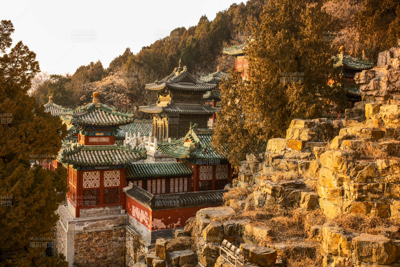 颐和园佛香阁古建筑群山间隐现图片