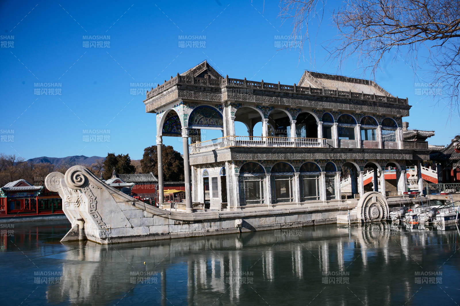 颐和园石舫静谧湖中图片