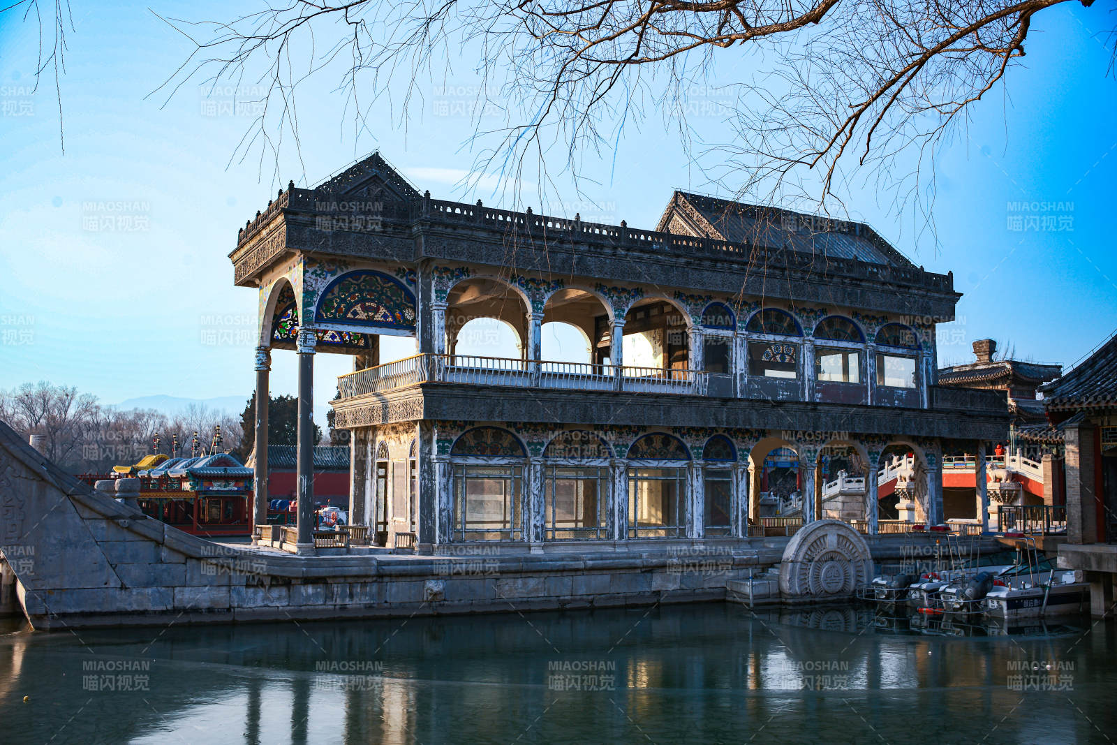 颐和园石舫古典水榭映碧波图片