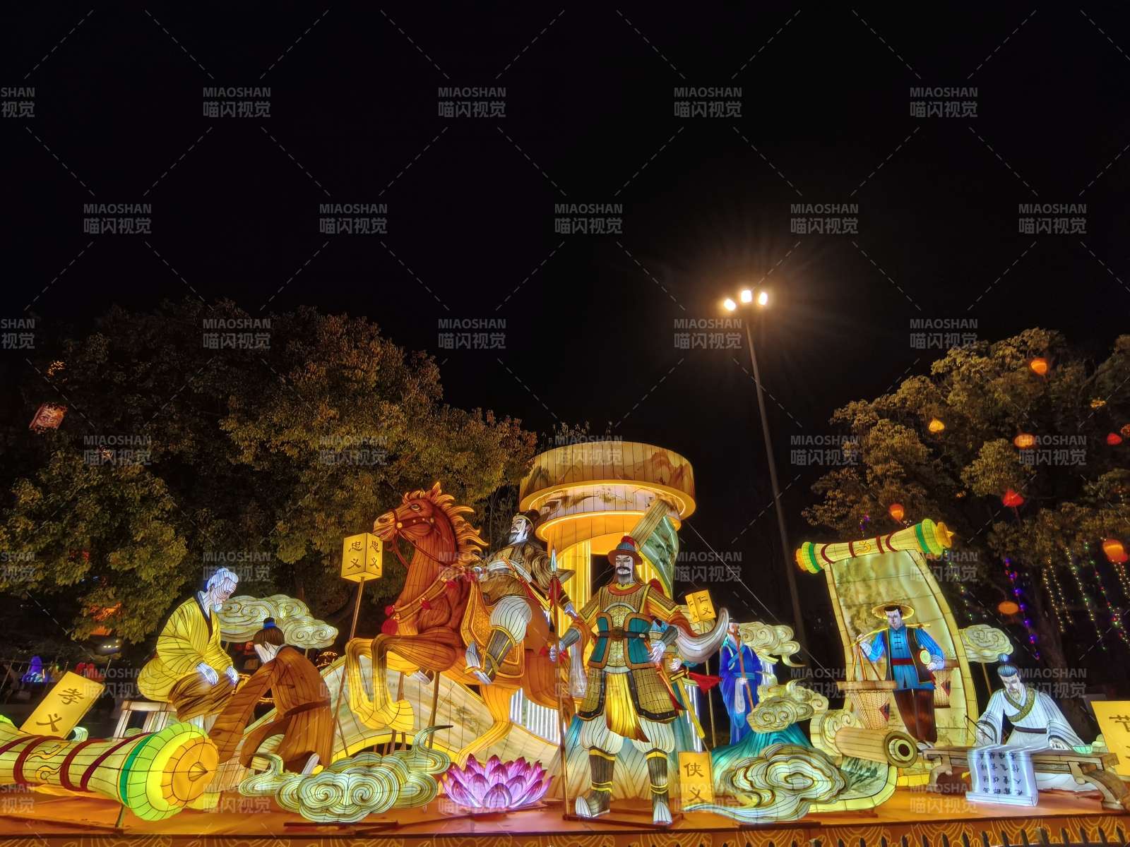 义乌绣湖公园夜灯璀璨 人物生动图片