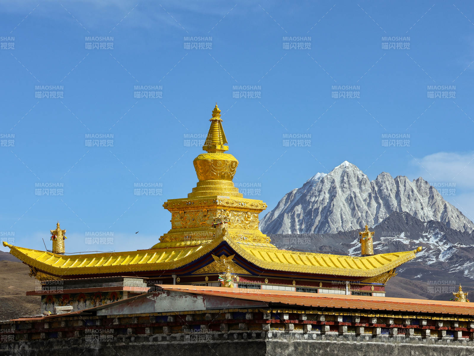 川西金顶庙宇雪山背景图片