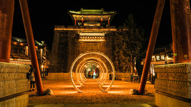 北京古北水镇夜游古城门图片