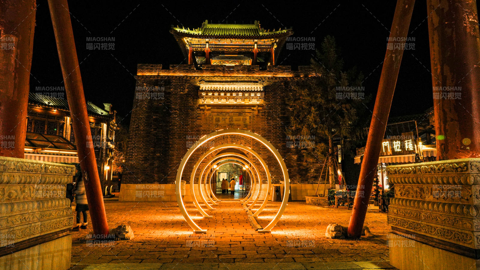 北京古北水镇夜游古城门图片