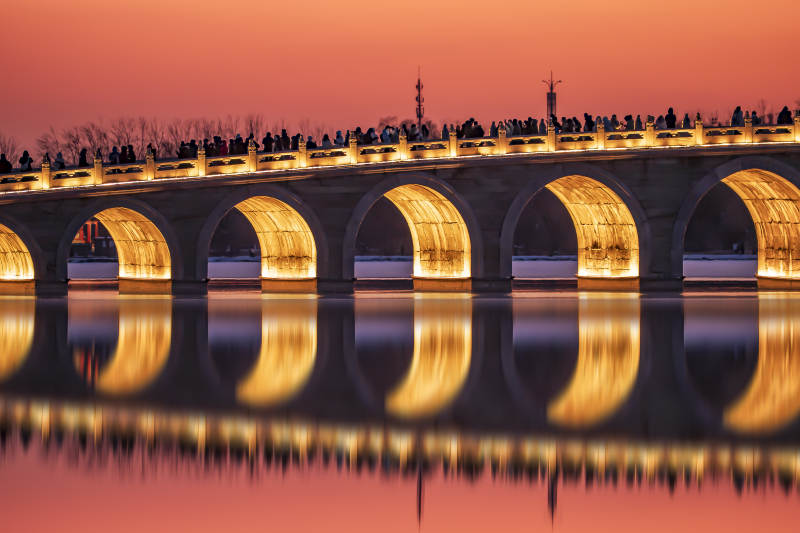 桥影映霞光图片