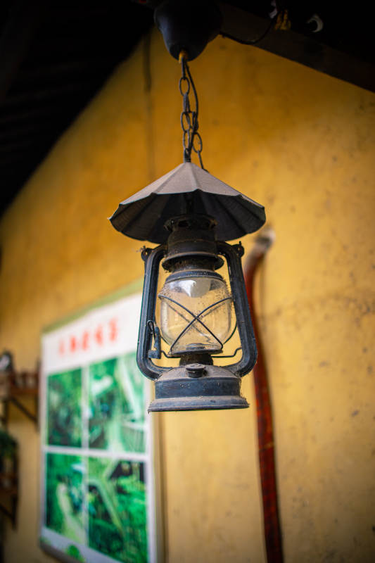 古灯悬垂 光影斑驳图片