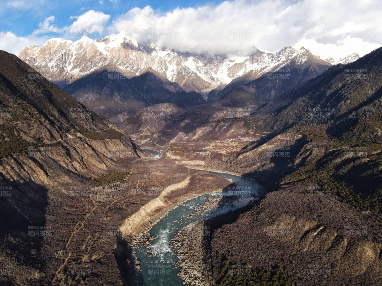 雪山峡谷河流风光图片