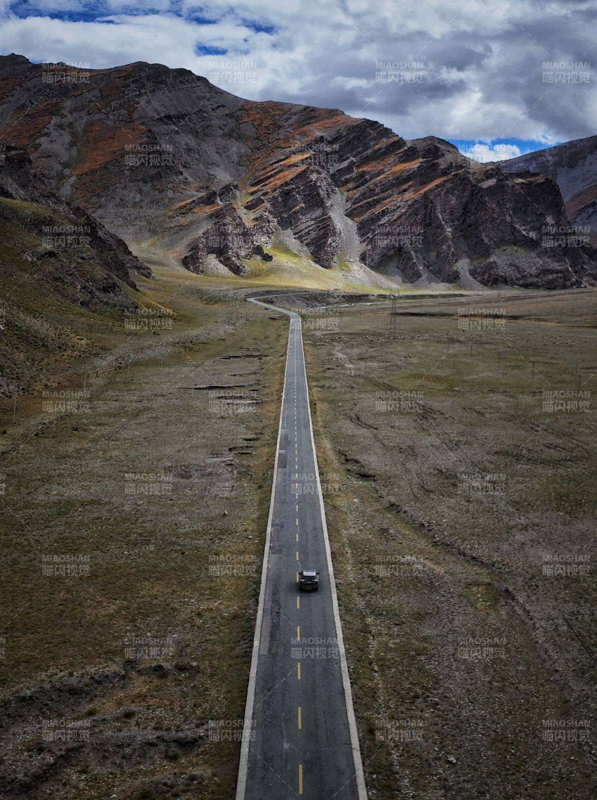 高原公路远行图片