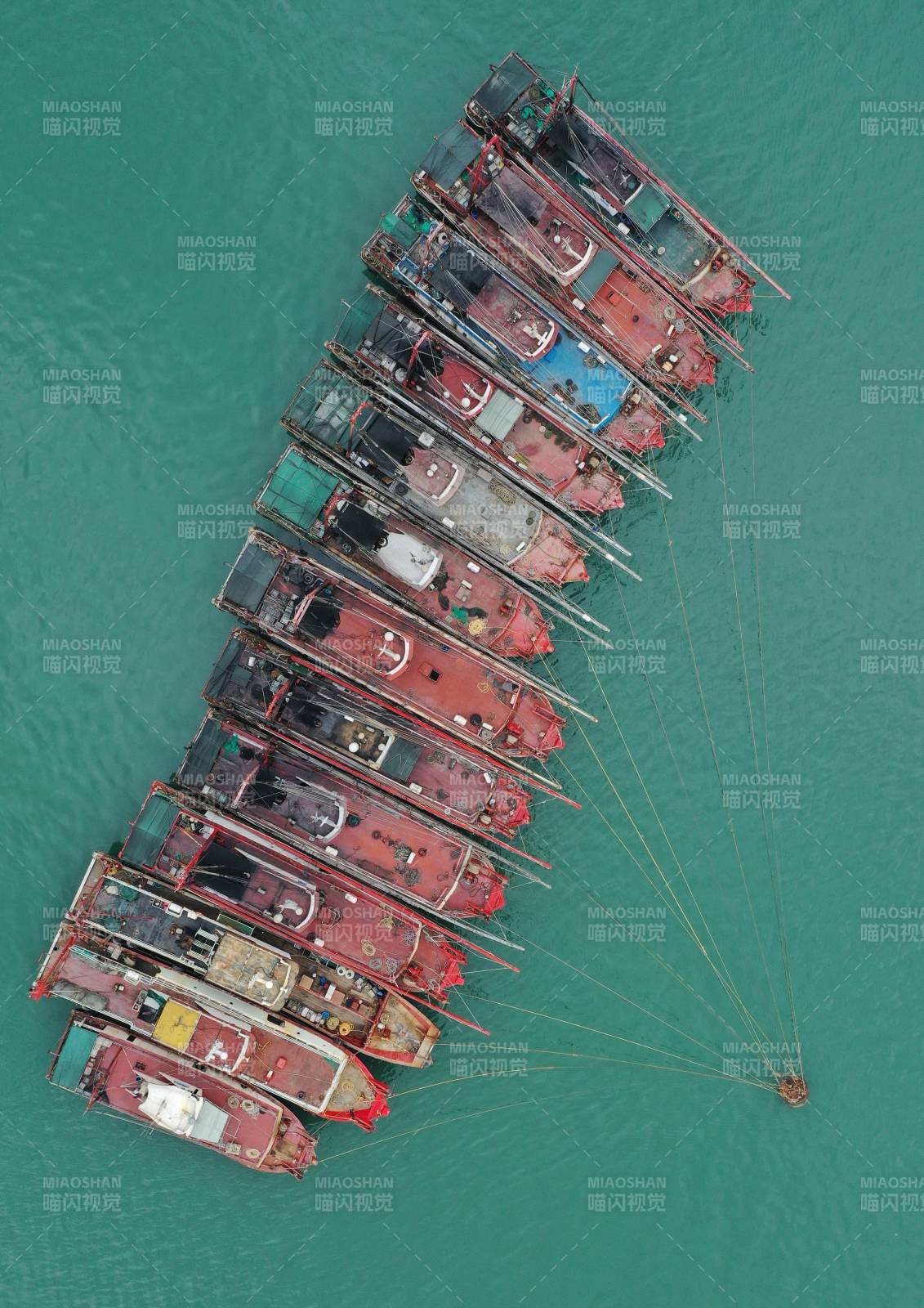 渔船排成一列图片