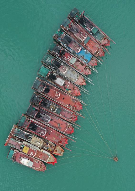 渔船排成一列图片