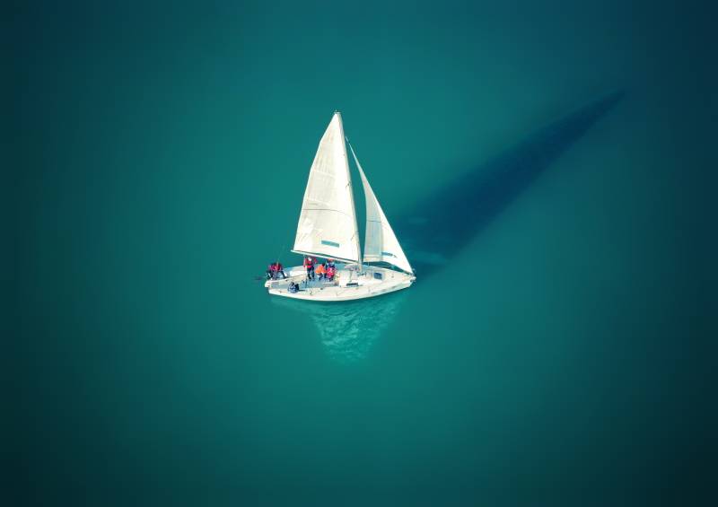 航行中的白色双帆帆船图片