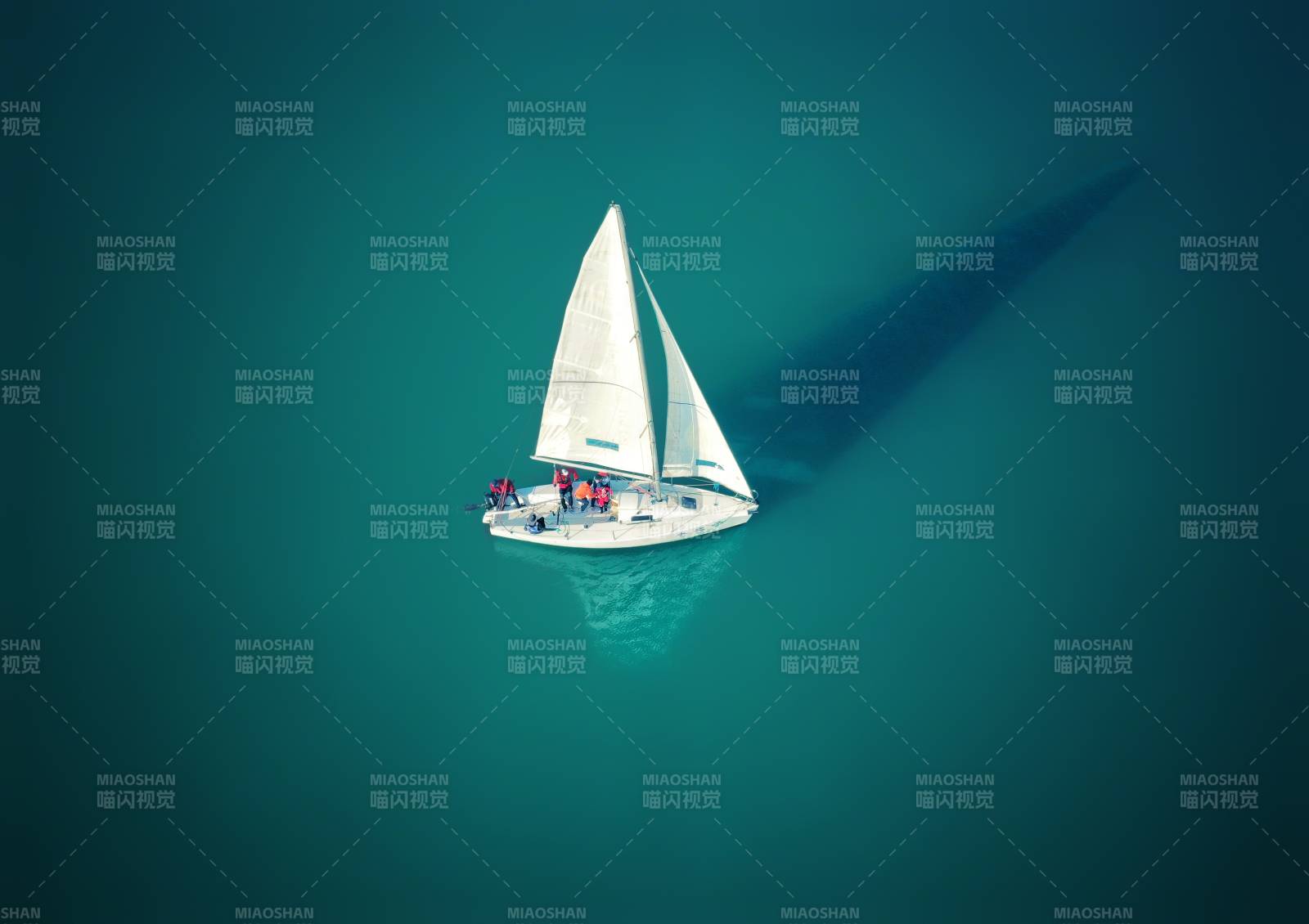 航行中的白色双帆帆船图片