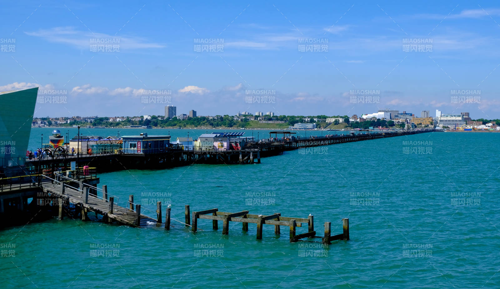 英国海上的古老码头图片