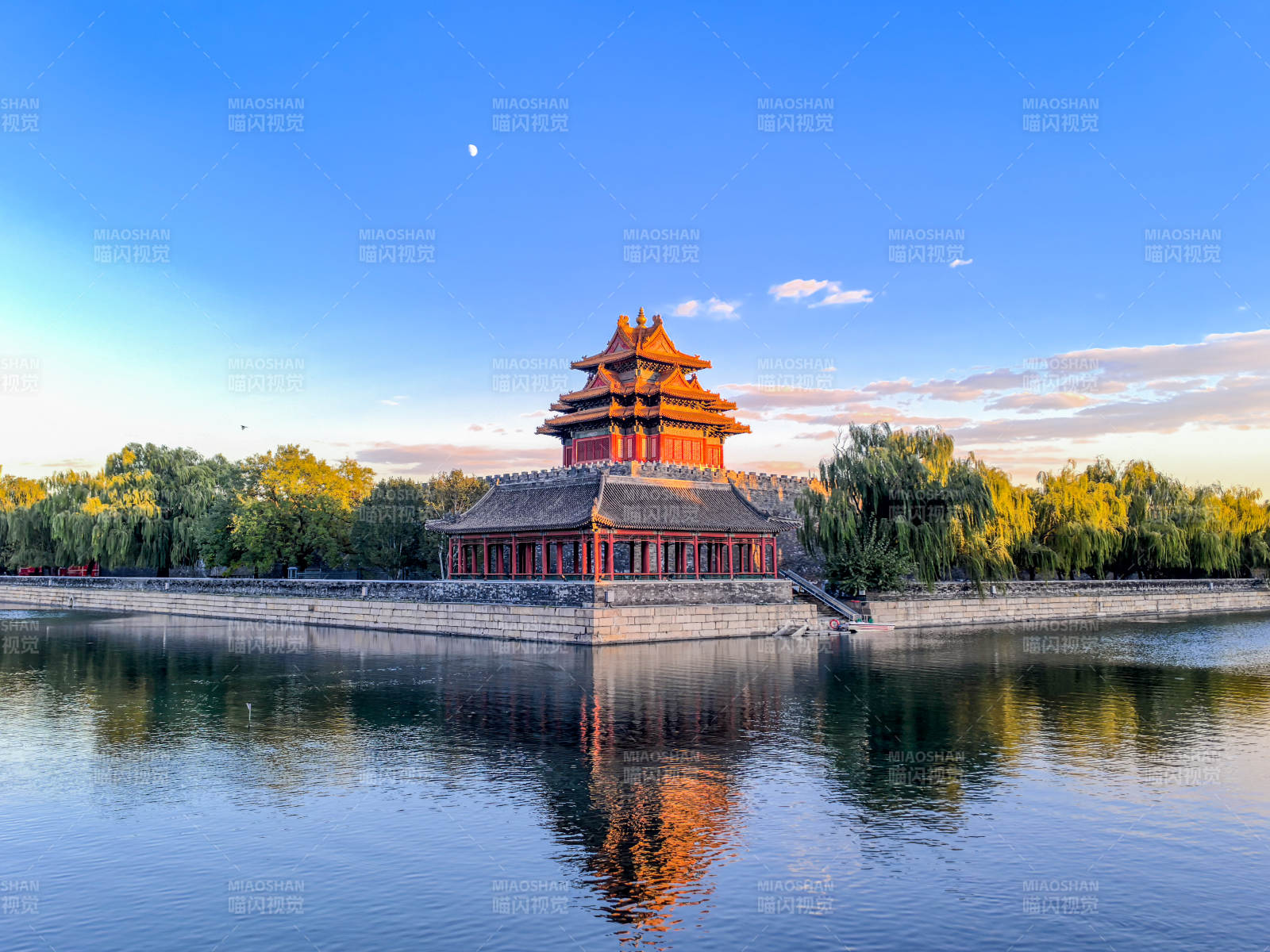 故宫角楼映水景图片