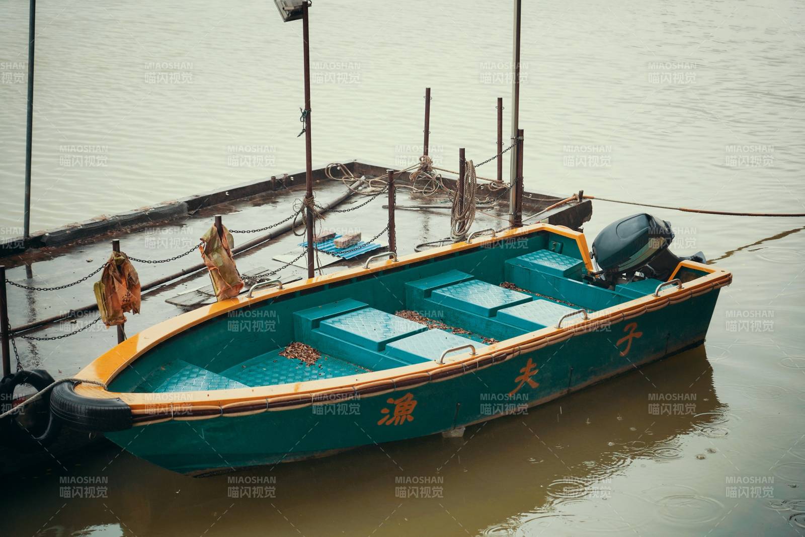 绿舟静泊水边图片