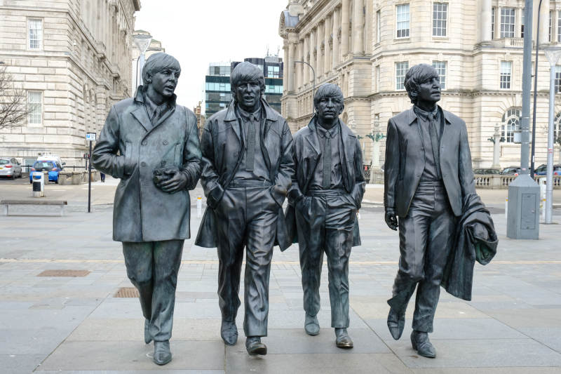 利物浦街头披头士雕像图片