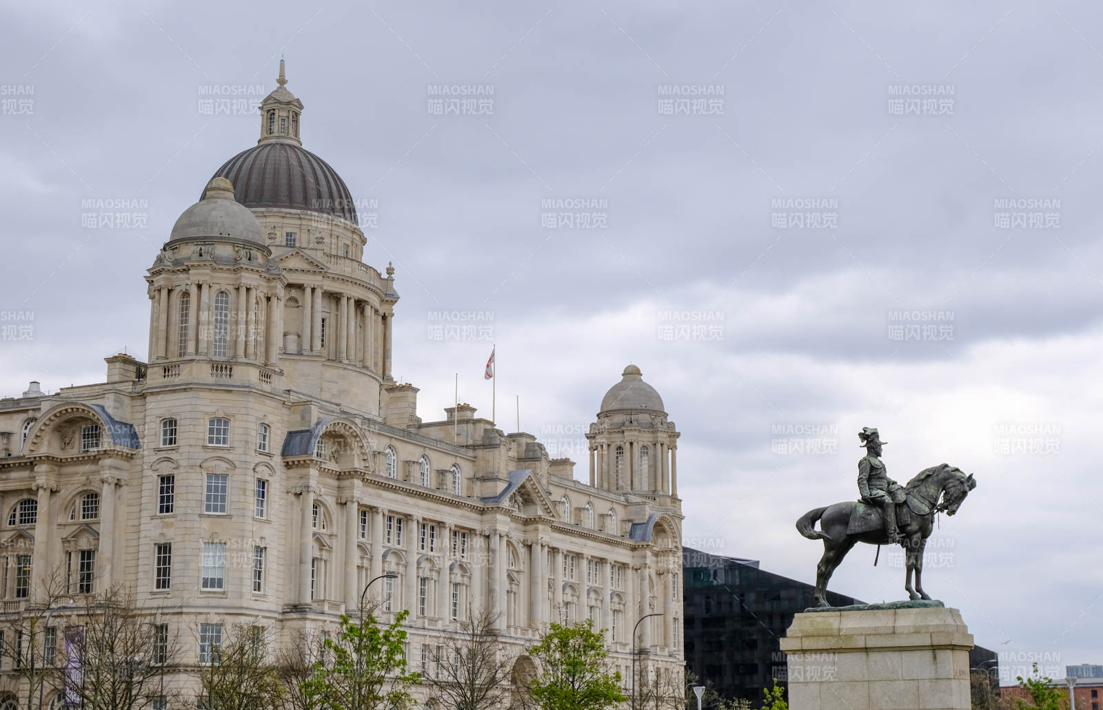 利物浦宏伟建筑与骑马雕像图片