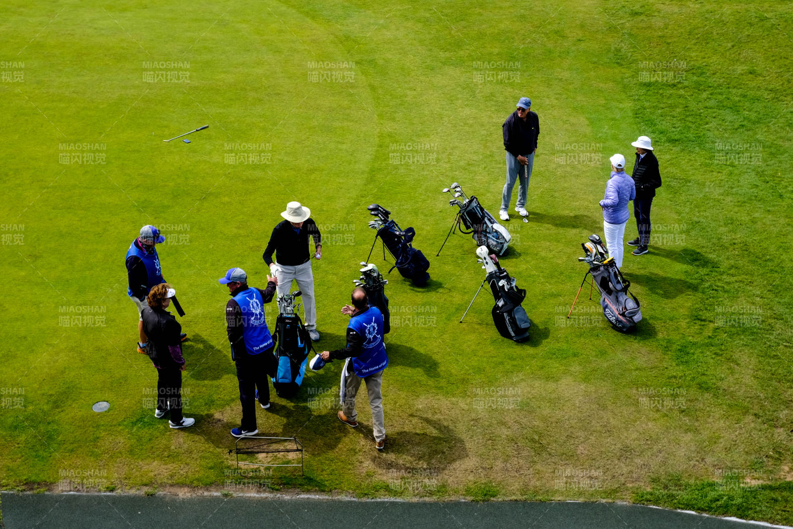 高尔夫球场上交流的球员图片