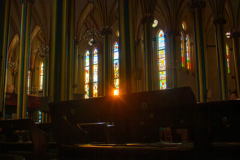 教堂彩窗光影变幻图片