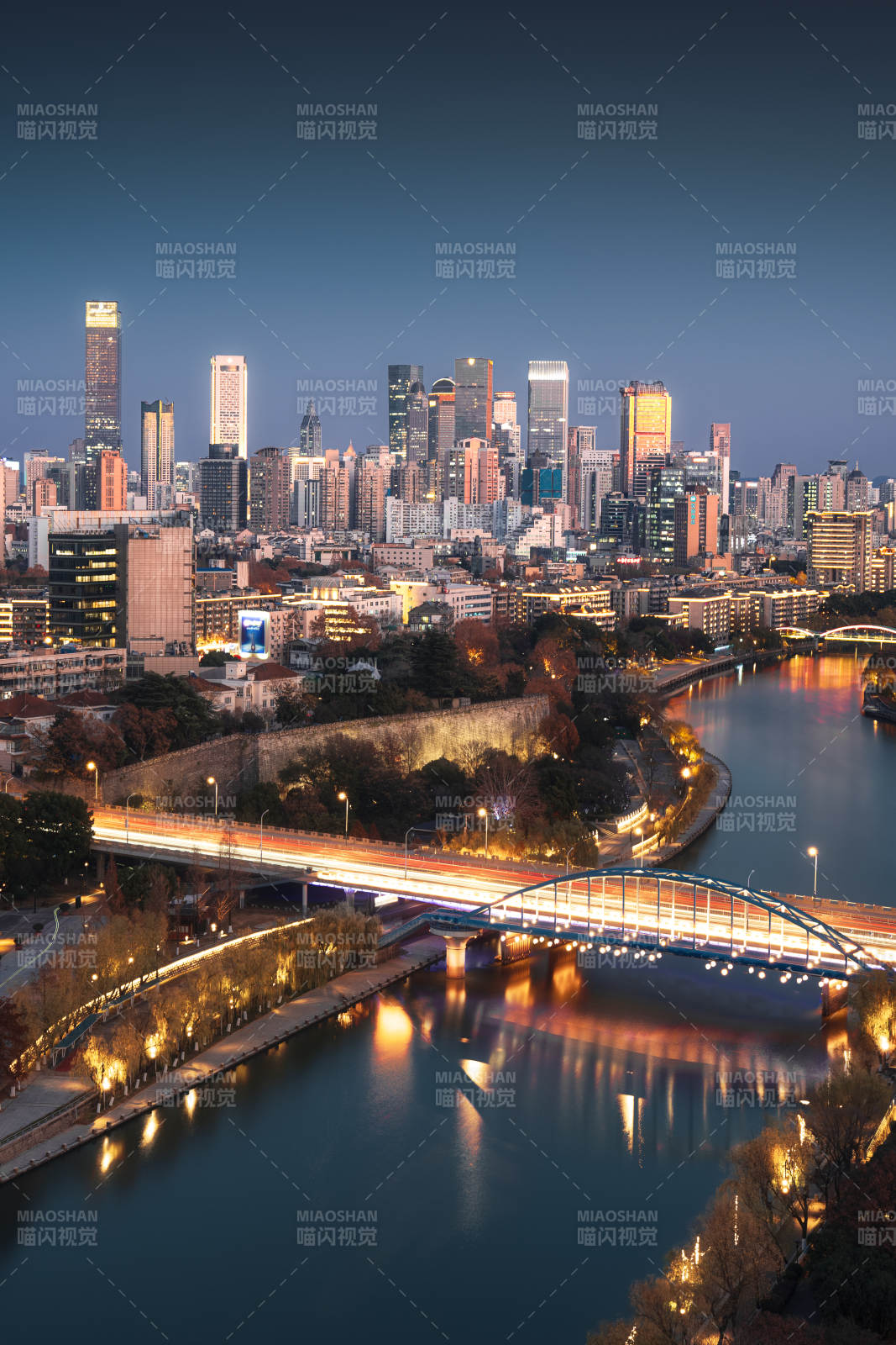 夜幕下的城市河景图片
