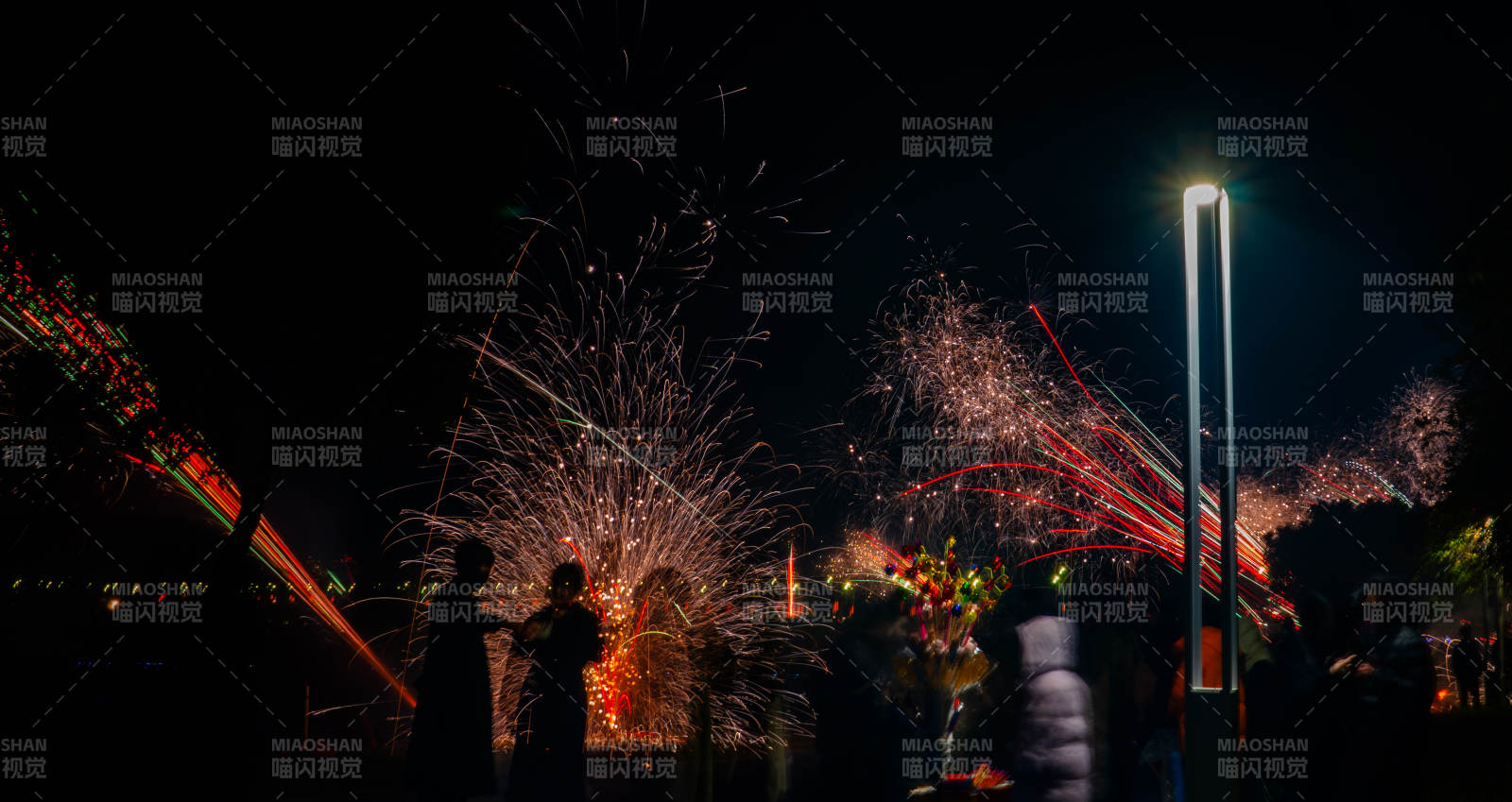 夜空烟花绽放图片