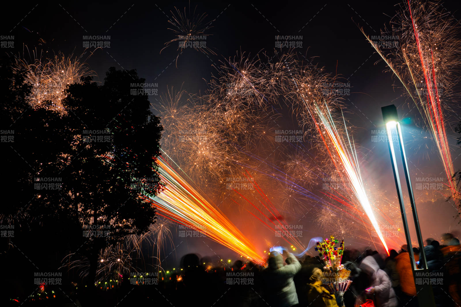 夜空烟花绽放图片