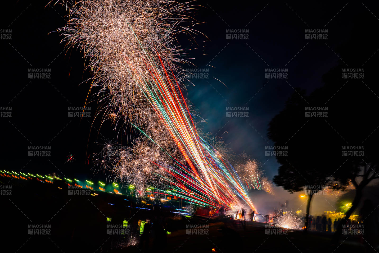 夜空烟花绽放图片