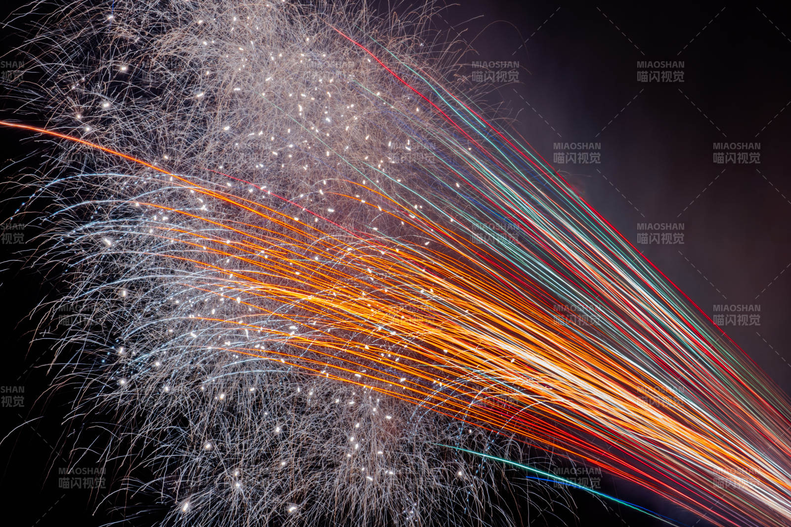 流光溢彩的星轨图片