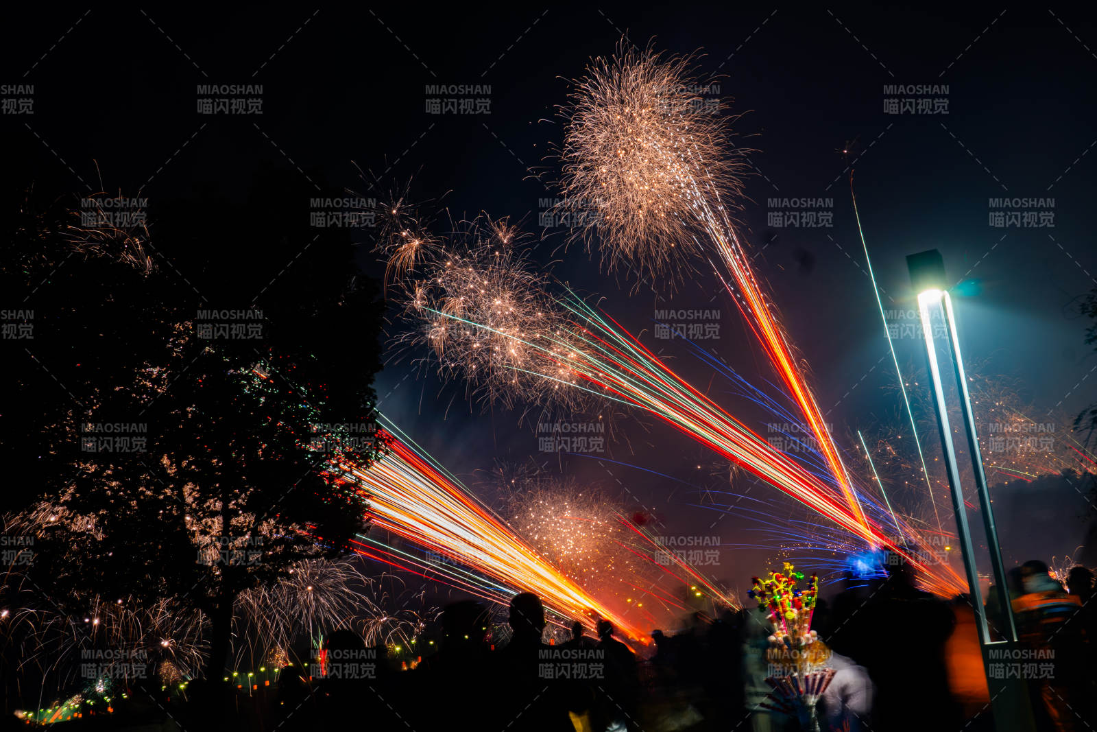 夜空烟花绽放图片