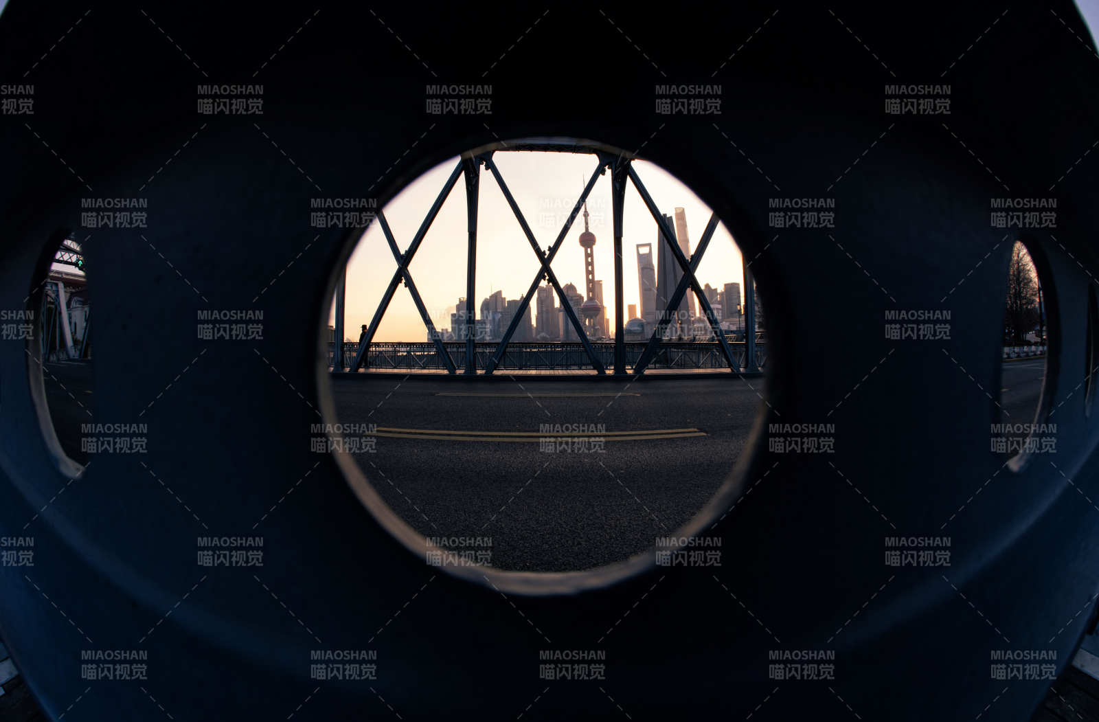 城市剪影透过圆孔图片