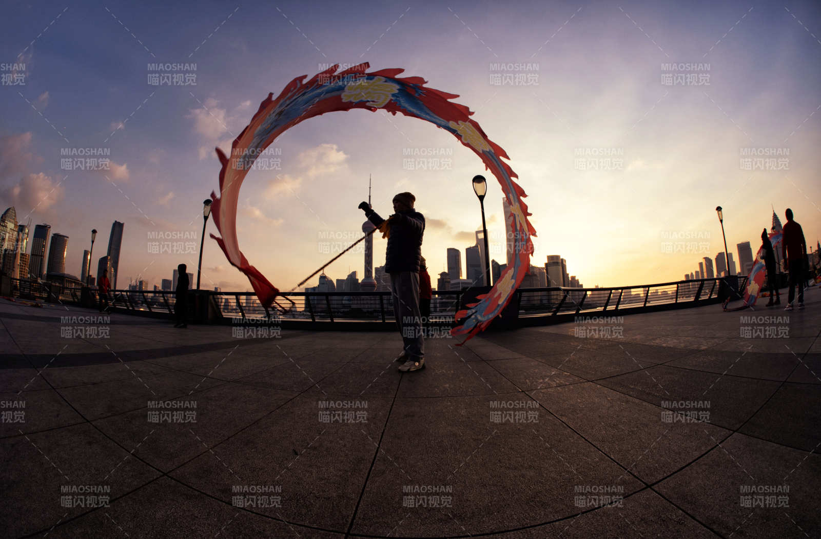 龙舞夕阳下图片