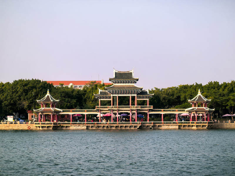 厦门嘉庚建筑湖畔古亭美景图片