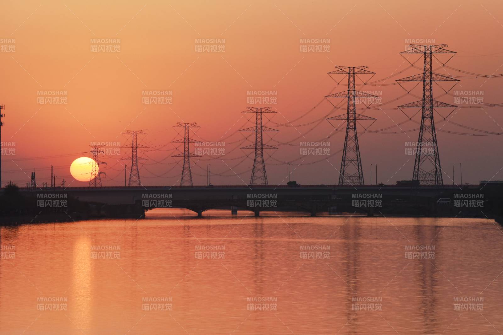 宁波前湾新区夕阳下的电力塔图片