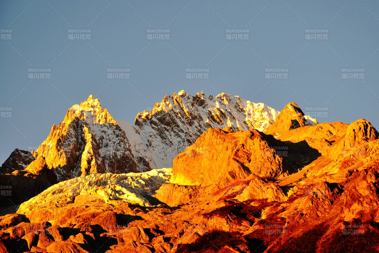 云南丽江夕阳下的玉龙雪山壮观景色图片