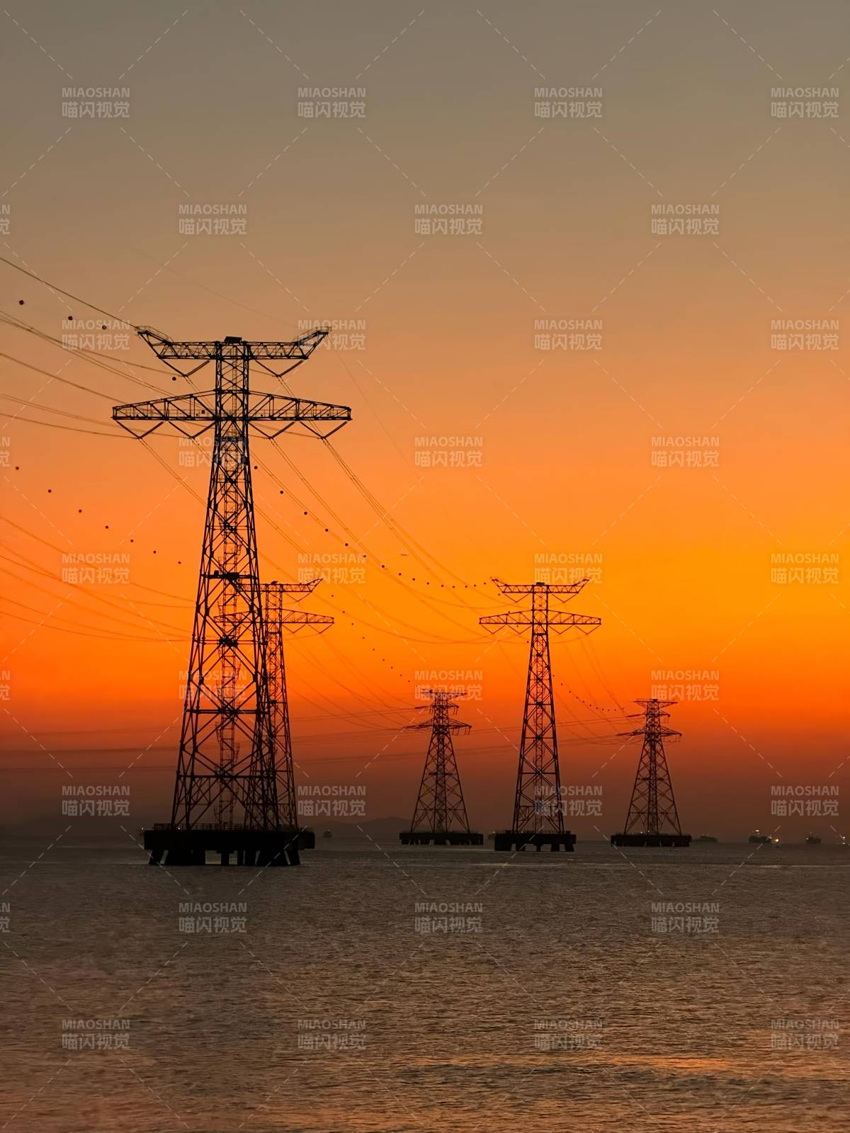 夕阳下的输电塔图片