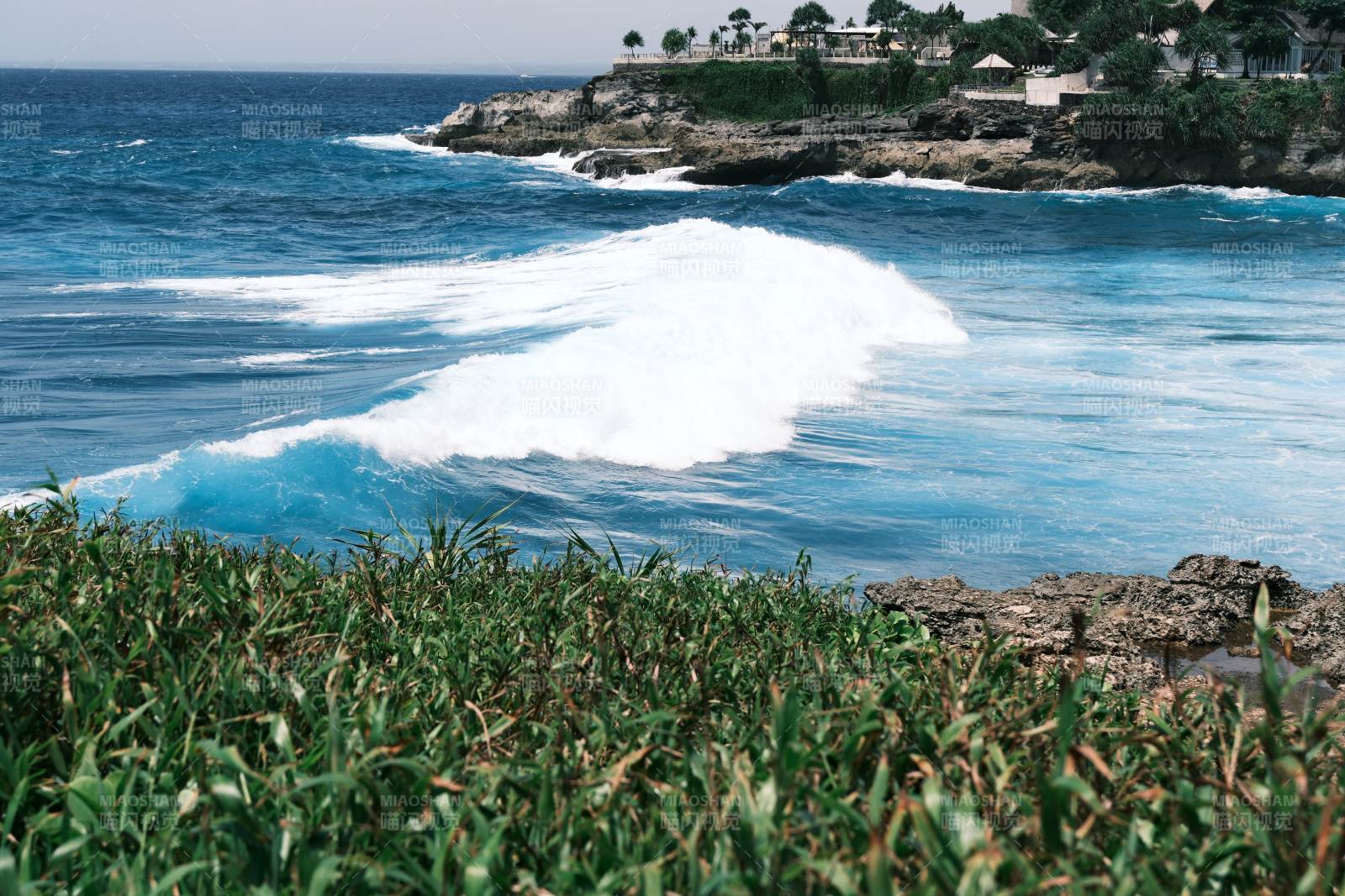 碧海浪涌绿岸 浪花 海浪图片