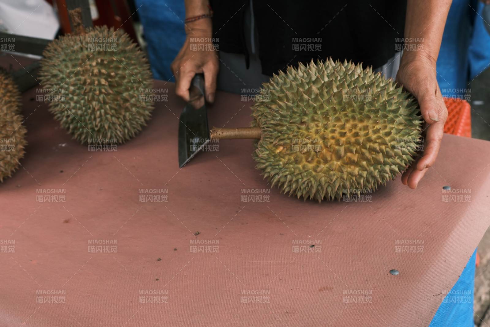 榴莲切开准备售卖图片