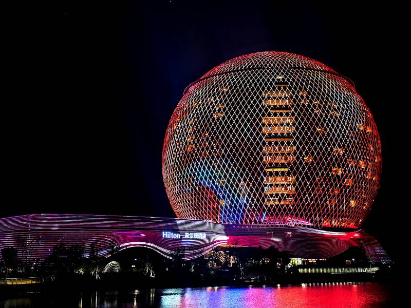 南浔希尔顿酒店球形建筑夜景璀璨图片