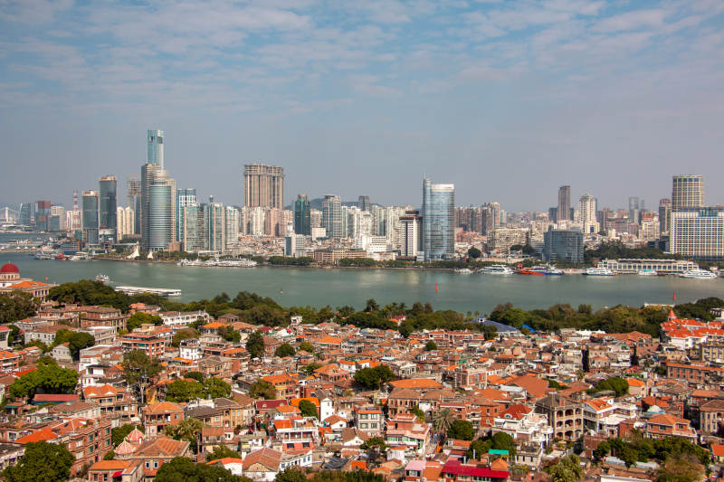 厦门鼓浪屿城市天际线与红顶屋图片