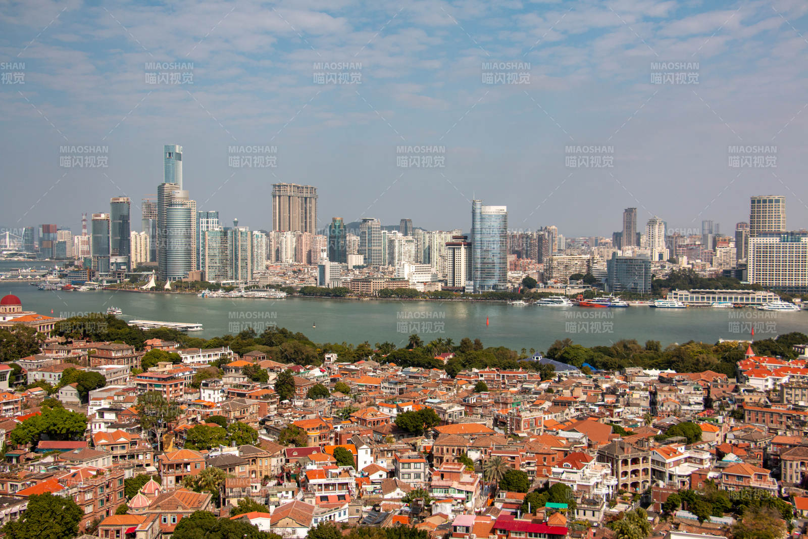 厦门鼓浪屿城市天际线与红顶屋图片