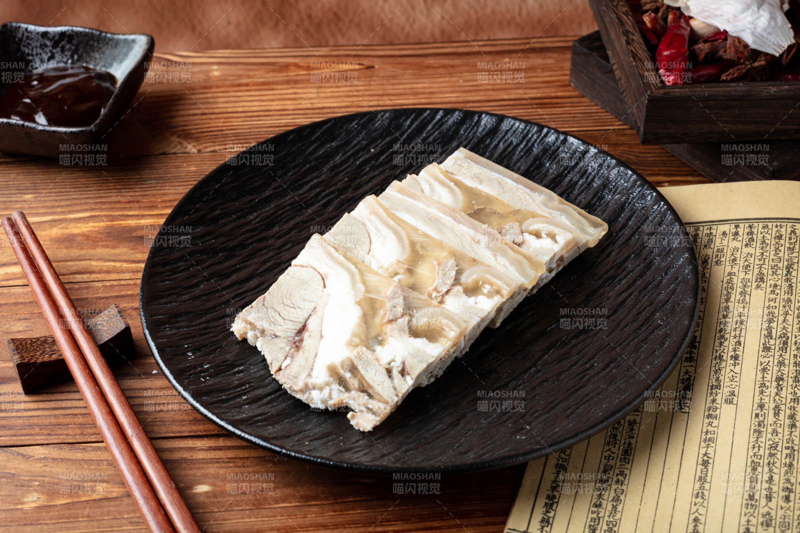 羊肉糕配酱料图片