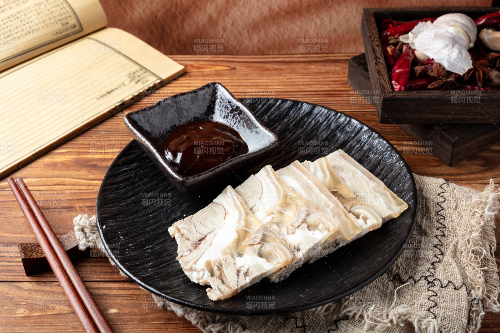 羊肉糕配酱料图片